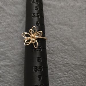 Elegant Gold Fashion Flower Ring. NWOT